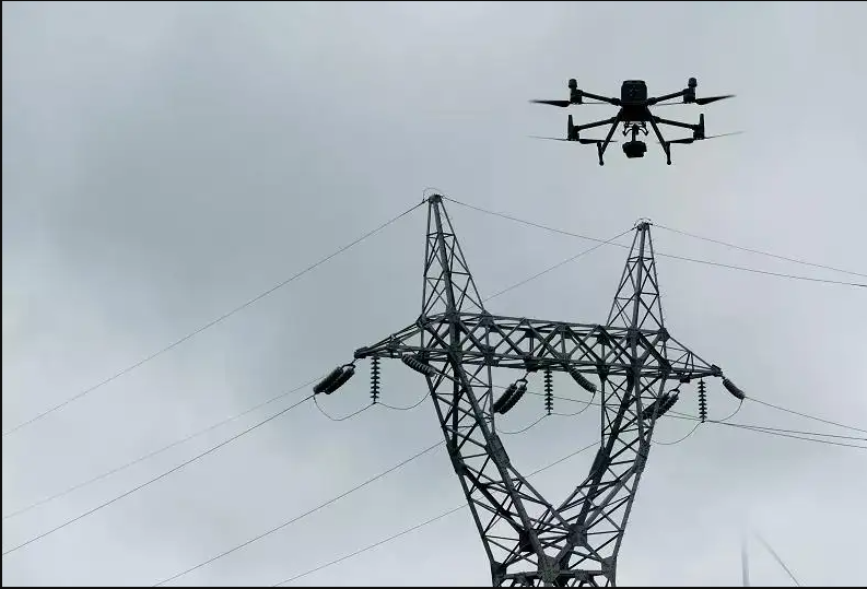 国网湖北电力首次成功利用无人机配合特高压带电作业